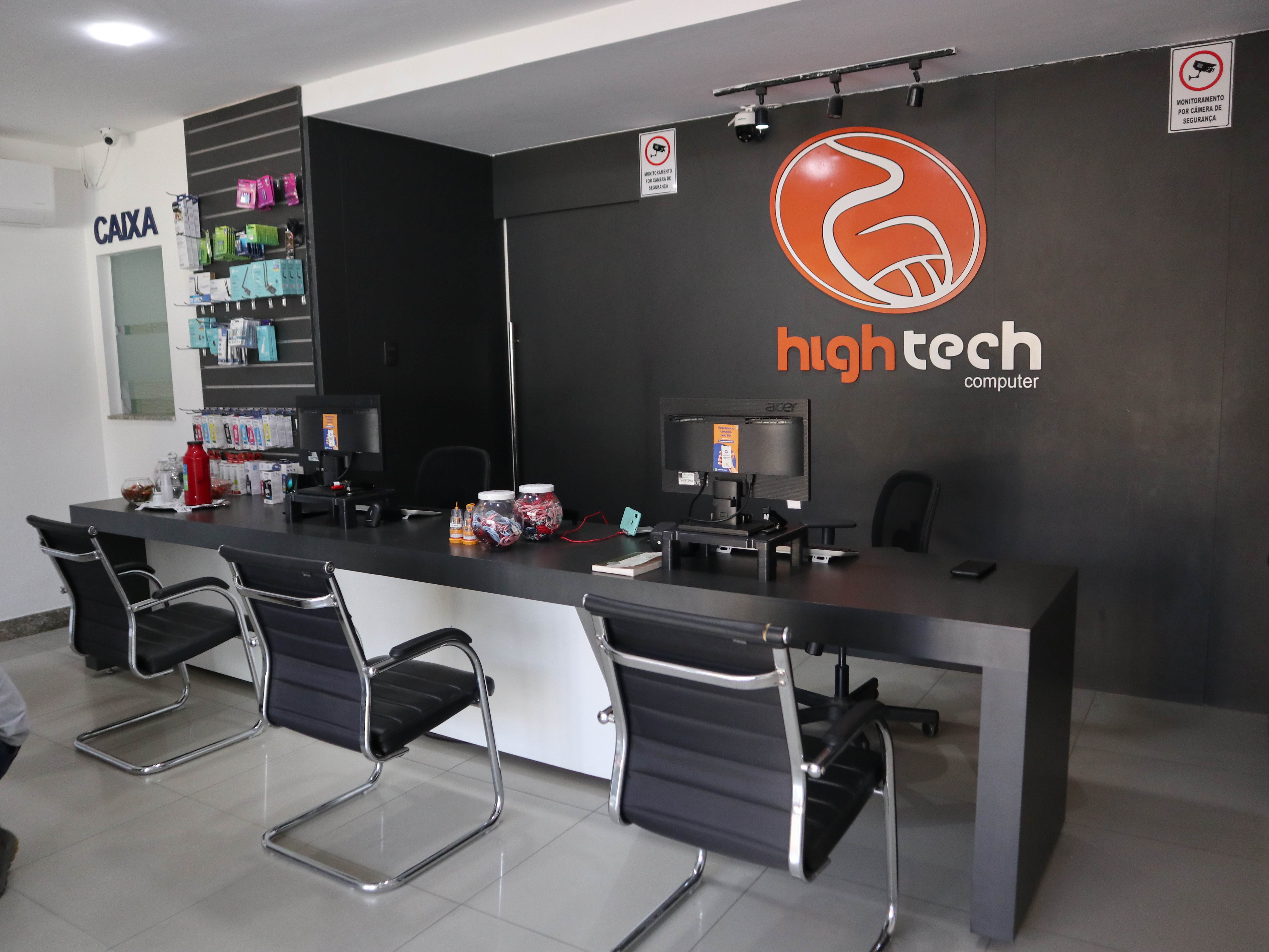 Interior da loja High Tech, mostrando o balcão de atendimento e a identidade visual da marca